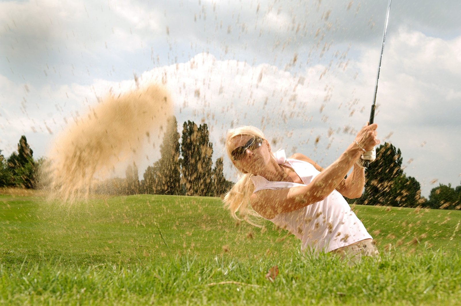 ladies golf chip out of bunker